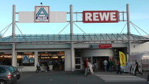 REWE Markt und ALDI Markt  Enrfernung ca. 1Km  REWE Markt  von 7 Uhr bis 24 Uhr geöffnet.